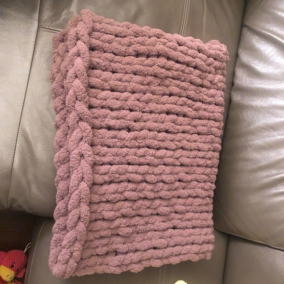 TAKING ORDERS NOW I make chunky blankets , small 65.00, med 85.00, large 145.00 - Picture 12 of 16